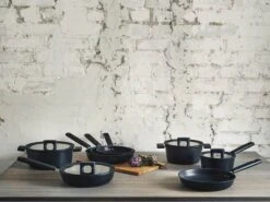 Fiskars Hard Face Kasserolle M. Låg -Køkkengrej Discountbutik 3990 32c110c5 5068 4ae8 ac9c c5c373e10941