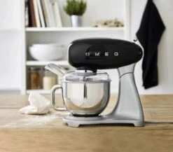 Smeg 50's Style Køkkenmaskine SMF02BLEU -Køkkengrej Discountbutik 3990 48648472 72a5 4916 af48 7183a477c1fa