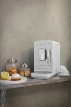 Smeg 50's Style Fuldautomatisk Espressomaskine BCC02WHMEU -Køkkengrej Discountbutik 3990 49e34d85 2340 4af4 9f12 b3d52a4c1b1c