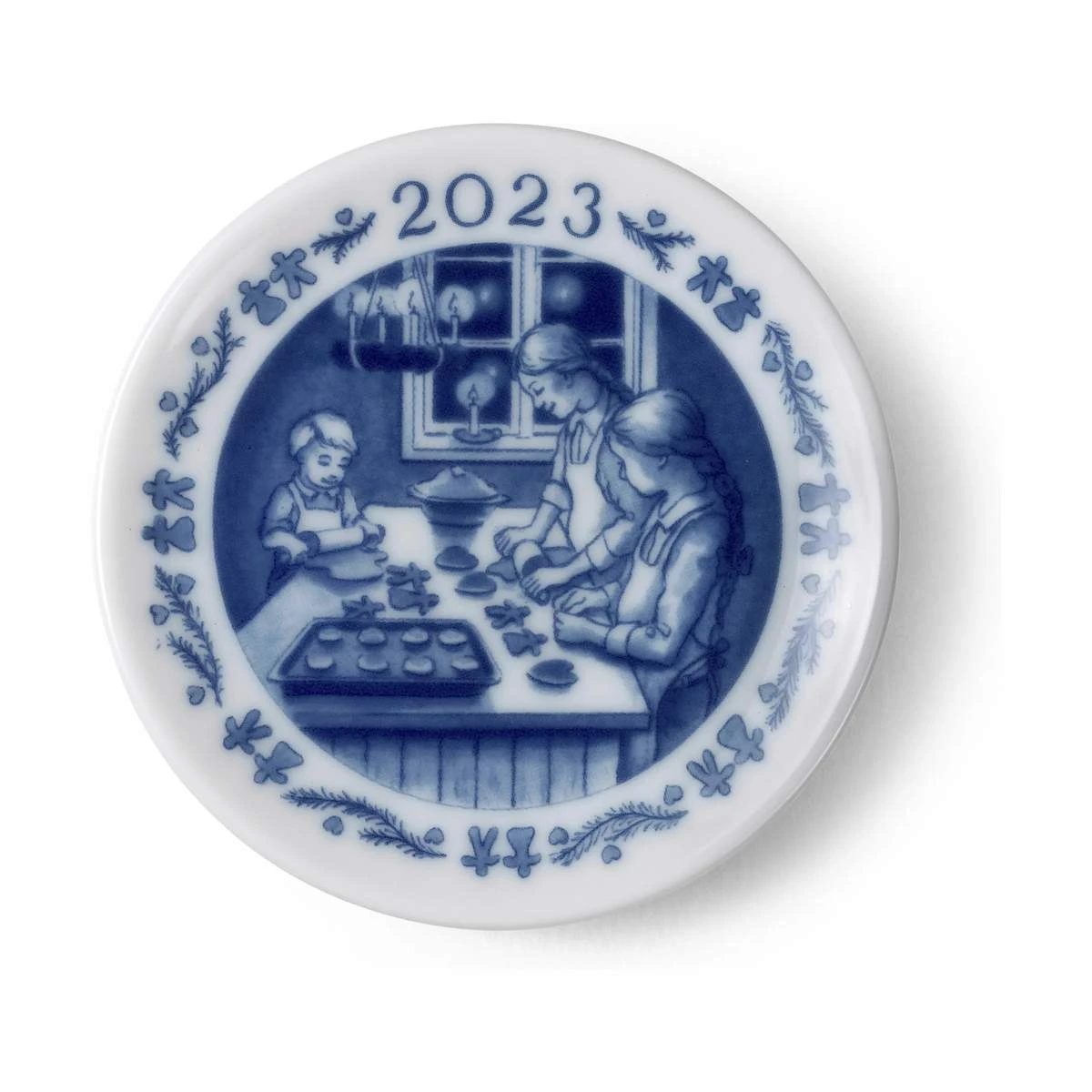 Royal Copenhagen Juleplakette 2023 - Julebag 3 Royal Copenhagen Juleplakette 2023 - Julebag