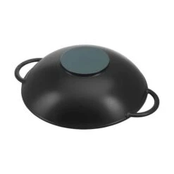 Staub Wok M. Glaslåg -Køkkengrej Discountbutik 3990 64ae1667 d8f6 4b13 a108 4c72767dc83d