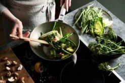 Fiskars Norden Steel Wok -Køkkengrej Discountbutik 3990 de53737e b839 4a7c bb32 99075b7db0d6