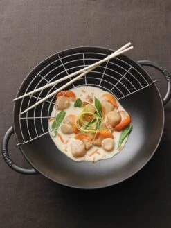 Staub Wok M. Glaslåg -Køkkengrej Discountbutik 3990 f7ac28aa 10a8 4c19 bfec 7d5c385ca49d